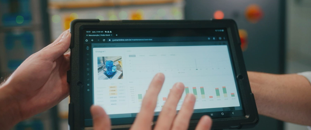Tablet mostrando a tela do Smart in Line, desenvolvido por meio da Plataforma IoT WEGnology