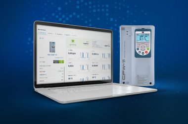 Um fundo azul ambienta dois objetos, um computador com a tela do MFM e um drive WEG CFW11