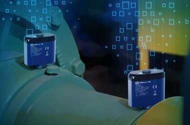 Dois sensores de monitoramento online de vibração e temperatura WEGscan, realizando a análise de deformação estrutural via WEGsync