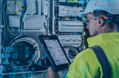 Nexpoint inova a gestão energética com a Plataforma IoT da WEG. Homem utilizando um tablet para visualizar o NexSEA.