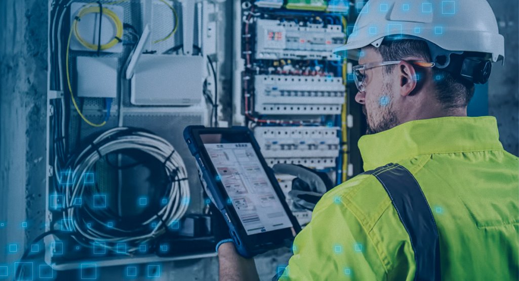 Nexpoint inova a gestão energética com a Plataforma IoT da WEG. Homem utilizando um tablet para visualizar o NexSEA