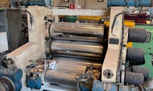 Calanga utilizada na indústria para curvar, dobrar ou achatar tubos, perfis, papel, borracha ou plástico.
