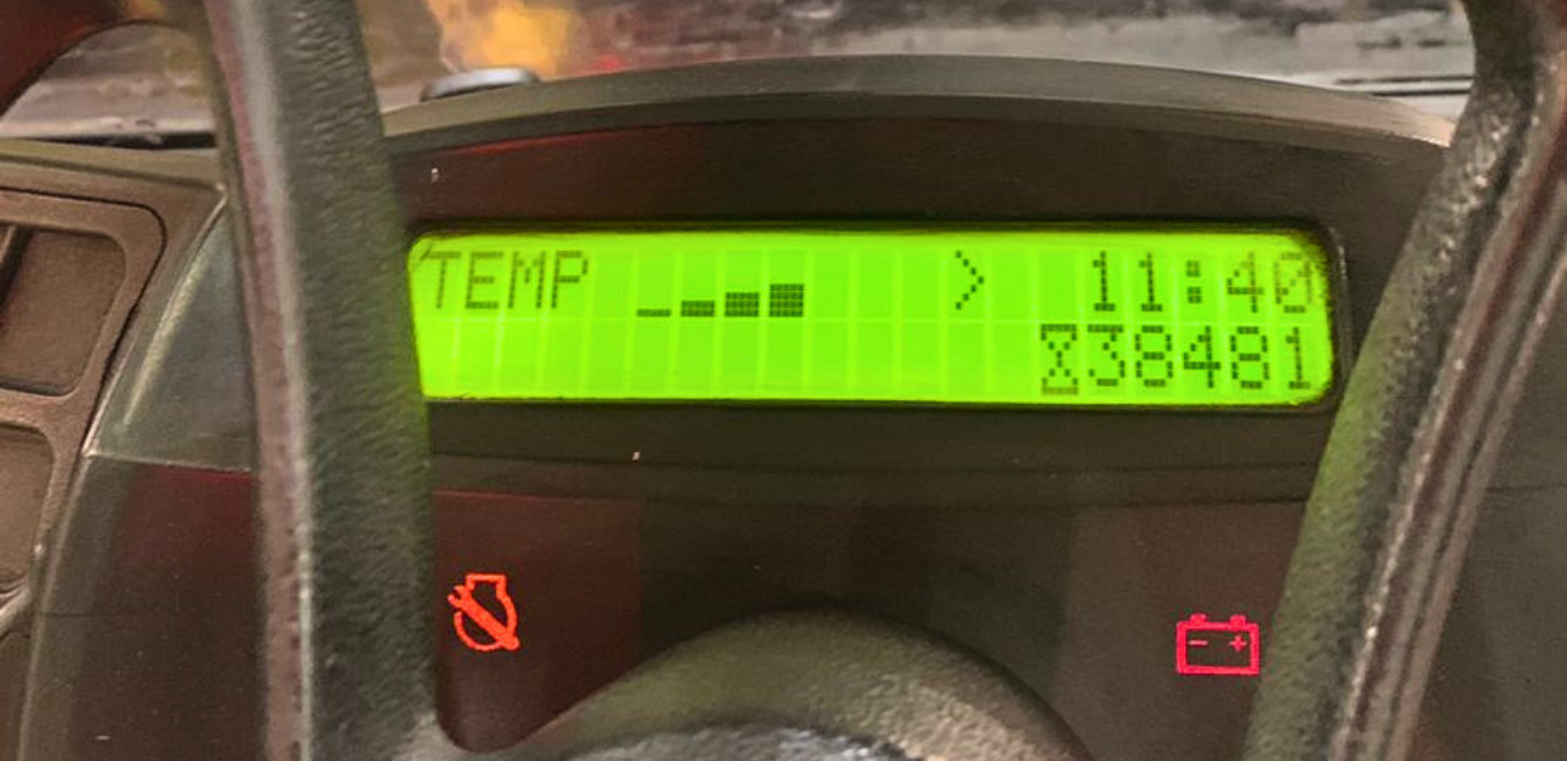 Painel de controle de empilhadeira mostrando o horímetro, tempo de operação e status de bateria.