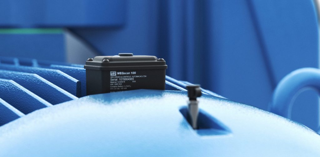 Sensor de vibração e temperatura WEGscan100, instalado em motor WEG azul