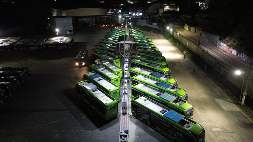 Imagem aérea de uma frota de onibus elétrico em São Paulo