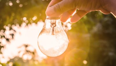 Como a energia solar é convertida em eletricidade