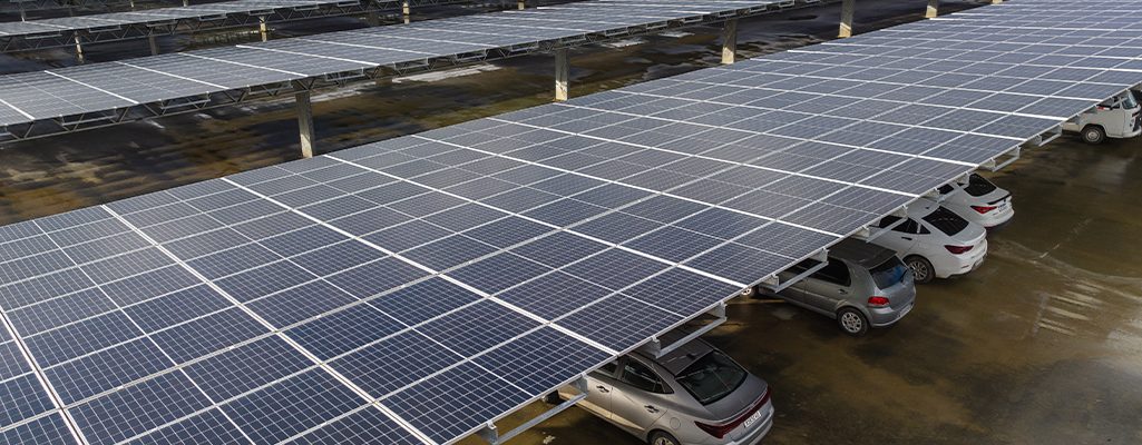 Carros estacionados em um carport solar.