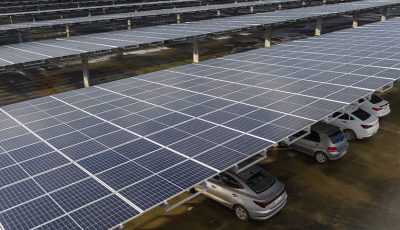 Carros estacionados em um carport solar.