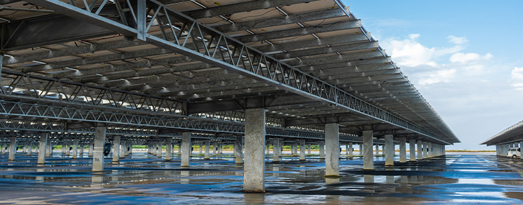 Estacionamento coberto com painéis solares em estrutura metálica