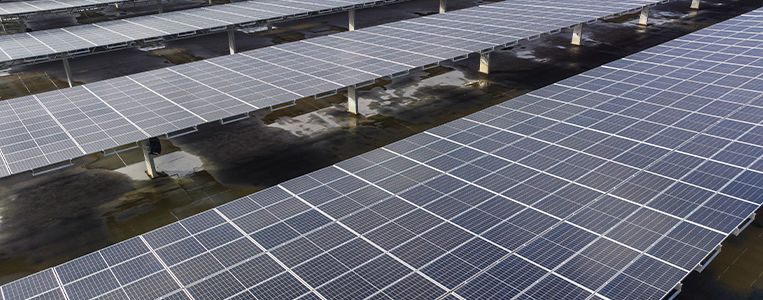 Placas solares montadas em um carport solar