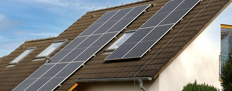 Casa com painéis solares.