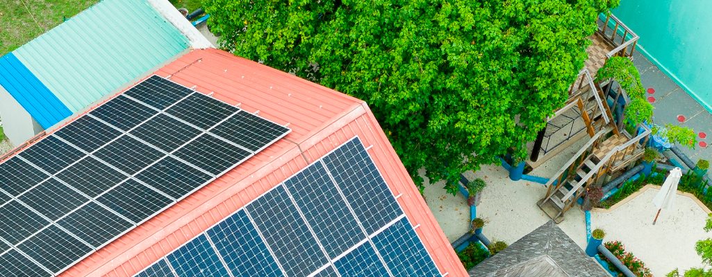 Painéis solares no telhado de uma escola.