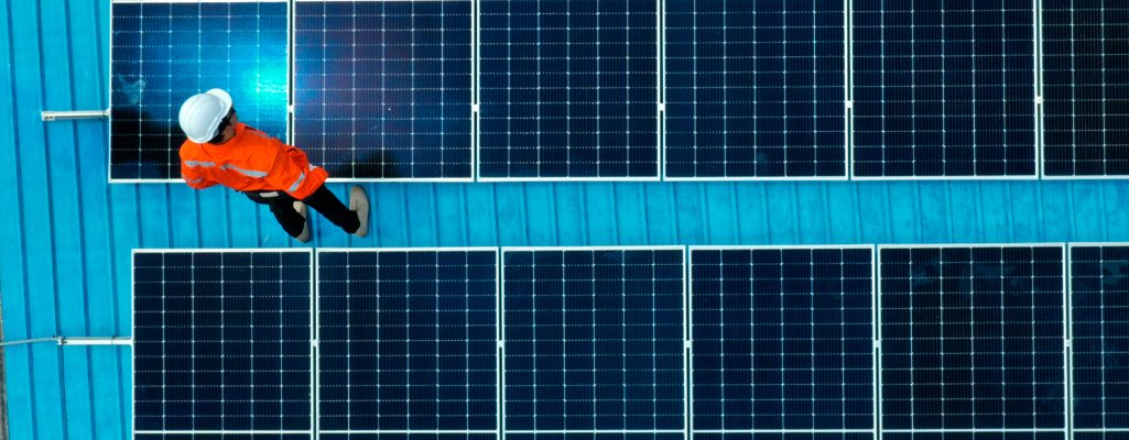 Trabalhador instalando painéis solares.