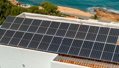 Painéis solares no telhado de uma casa na praia.