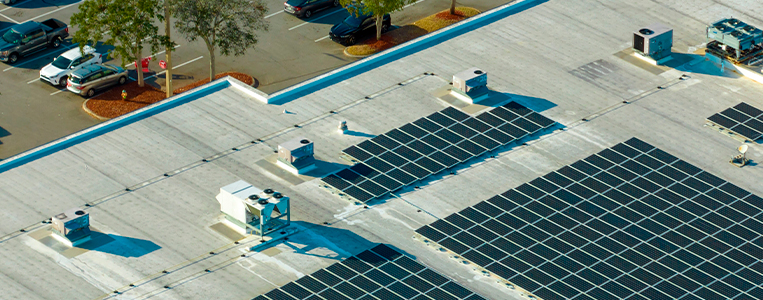 Painéis solares no telhado de uma empresa.