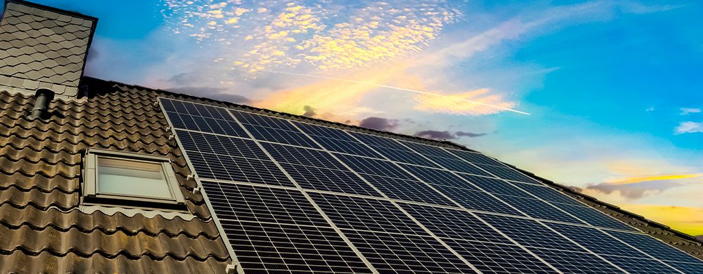 Painéis solares no telhado de uma casa.