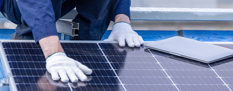 Trabalhador instalando painéis solares.