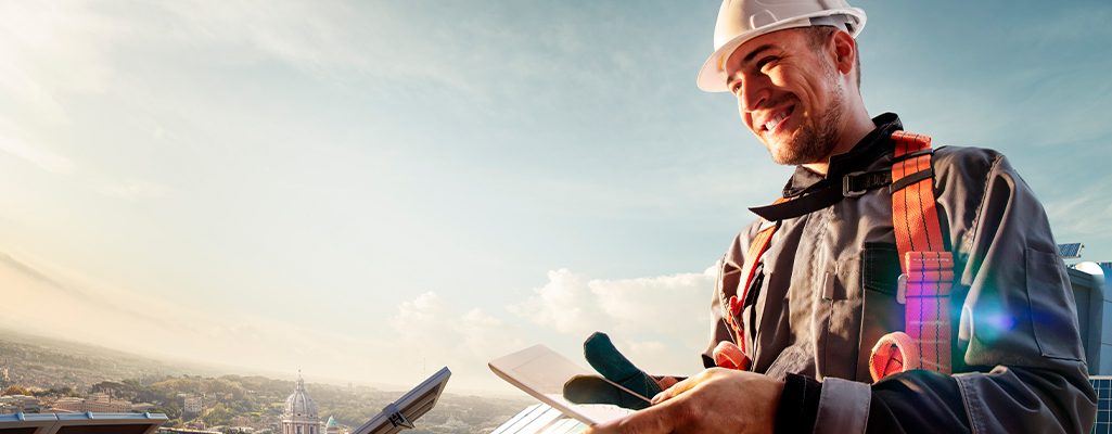Integrador solar utilizando equipamentos de segurança no trabalho.