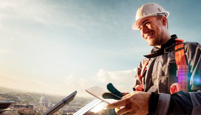 Integrador solar utilizando equipamentos de segurança no trabalho.