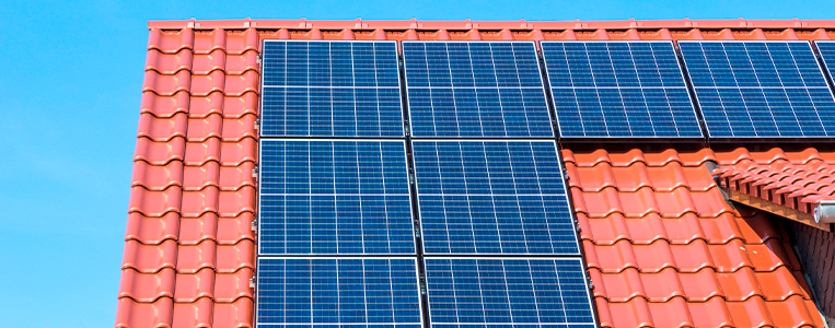 Painéis solares no telhado de uma casa.