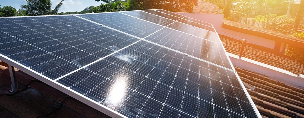 Painéis solares iluminados pela luz solar.