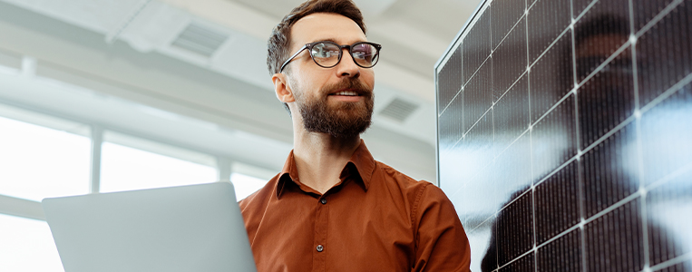 Homem na frente de um painel solar.