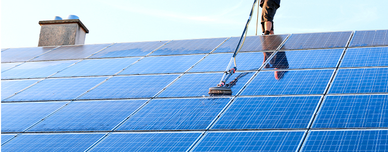 Integrador solar limpando placa solar.