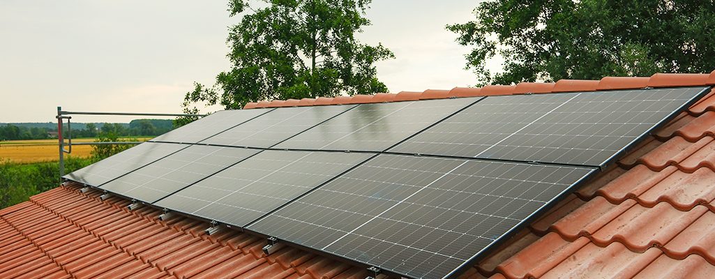 Painéis solares em telhado de casa.