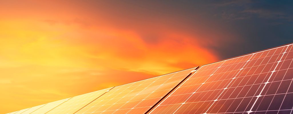 Painéis solares no pôr do sol.