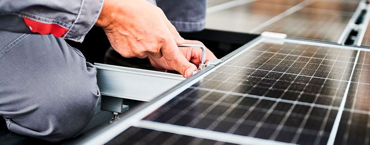 Instalação de um painel solar.