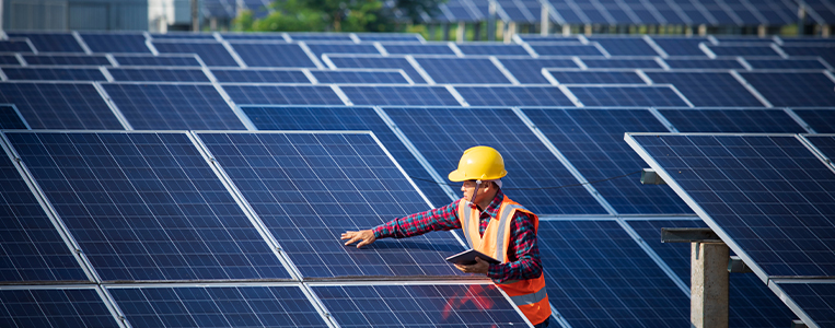 Integrador solar instalando painéis fotovoltaicos.
