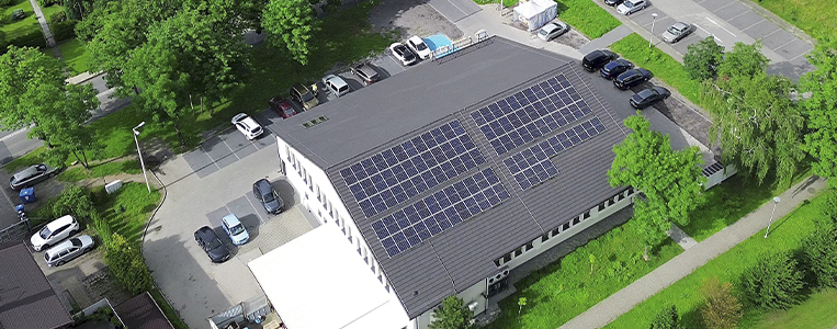 Painéis solares em telhado.