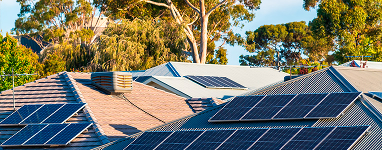 Painéis solares em telhado.
