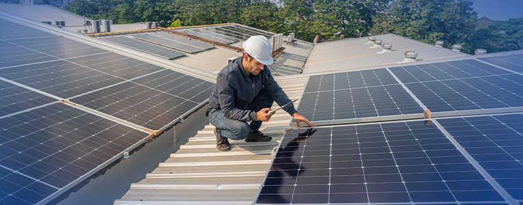 Integrador WEG instalando painel solar.