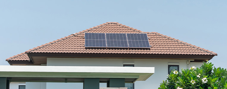 Casal com painéis solares no telhado.