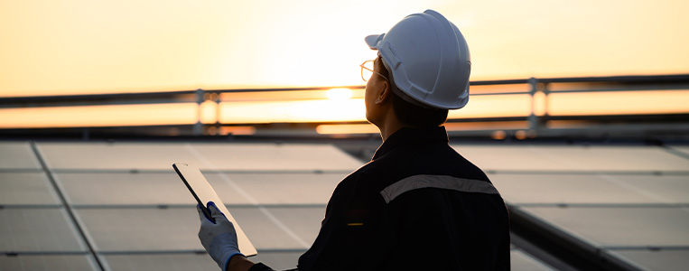 Usina solar com painéis terrestres.