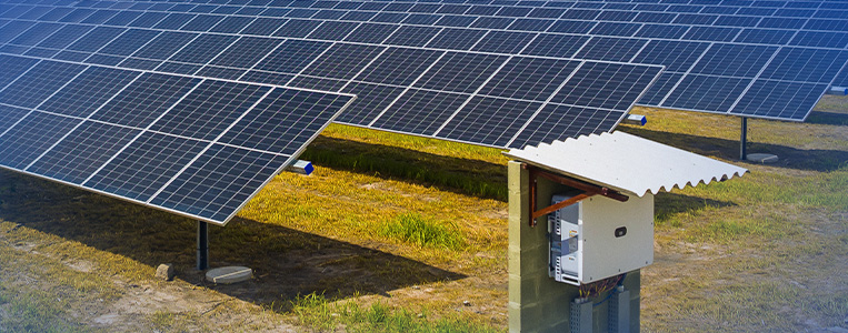 Painel solar fotovoltaico instalado ao ar livre em campo aberto.