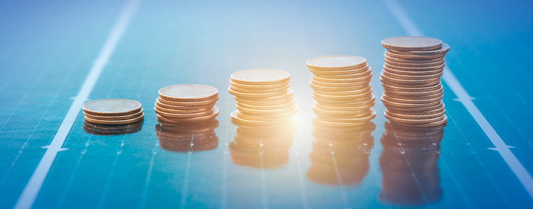 Evolução do crescimento financeiro com pilhas de moedas aumentando de tamanho.