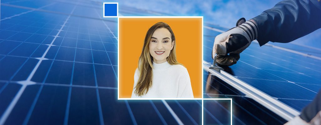 Imagem de um painel solar em um ambiente de tecnologia e energia renovável, com uma mulher sorridente ao centro representando inovação sustentável.