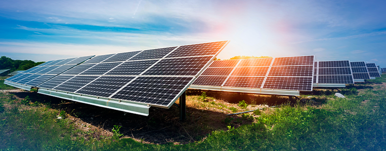 Painel solar fotovoltaico captando a energia do sol em um campo aberto, destacando a importância da energia solar para um futuro sustentável.