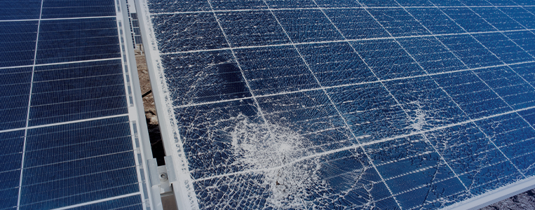 Painel solar danificado com impacto e risco de vazamento, evidenciando a importância da manutenção adequada em sistemas de energia solar.