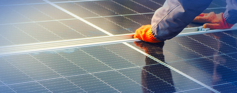 Técnico instalando painéis solares em uma instalação solar para energia renovável sustentável.