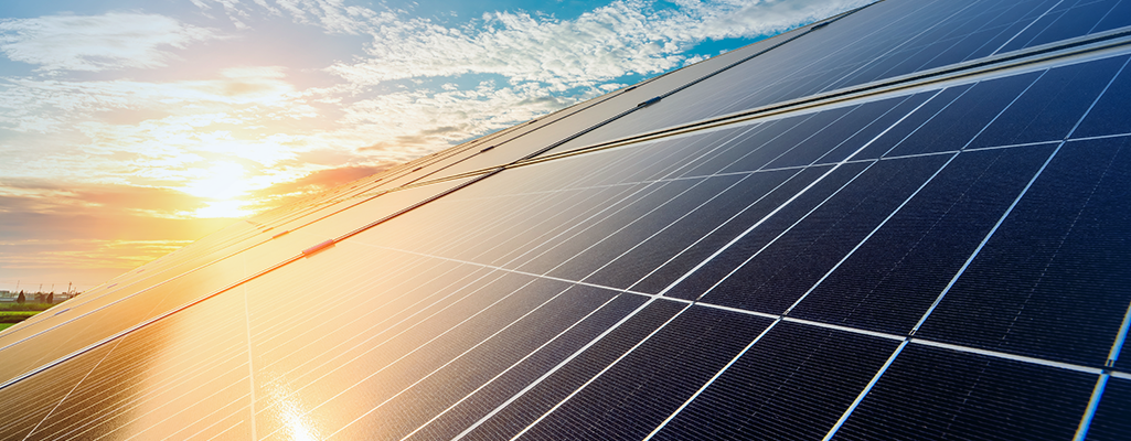 Painel de energia solar fotovoltaica em campo aberto, capturado ao pôr do sol, promovendo energia renovável e sustentável para o futuro.