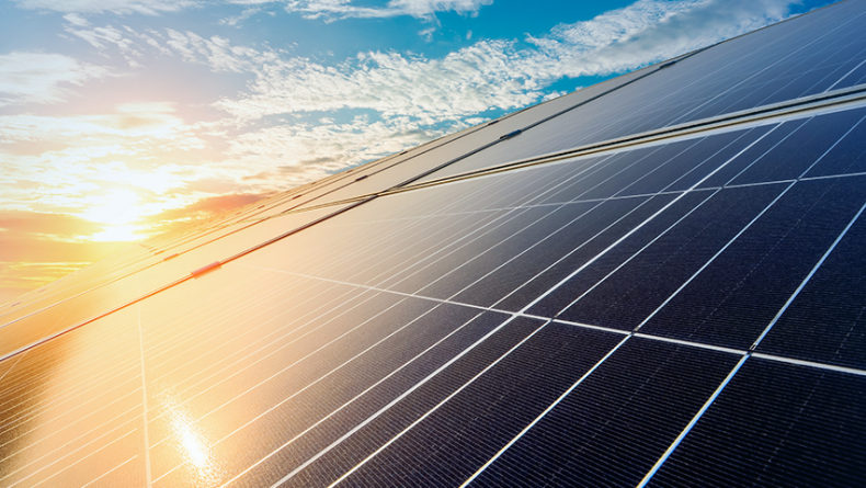 Painel de energia solar fotovoltaica em campo aberto, capturado ao pôr do sol, promovendo energia renovável e sustentável para o futuro.