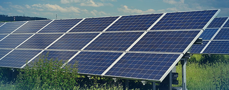 Condomínio solar sustentável em campo aberto, captando energia solar para geração de energia limpa e renovável.