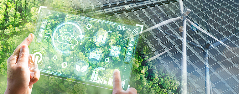 Mãos seguram um tablet transparente com ícones de sustentabilidade e dados (como CO₂) sobreposto a uma imagem de painéis solares, representando gestão digital e eficiência.