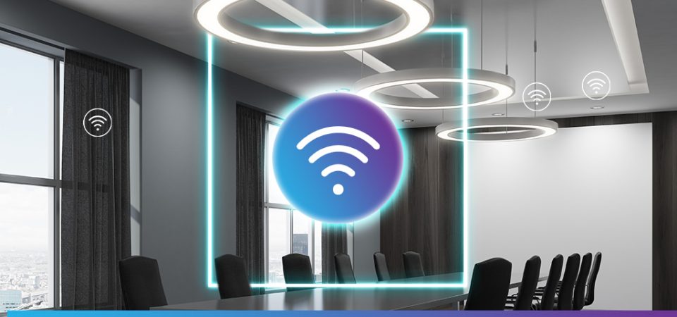 Símbolo de Wi-Fi gradiente roxo e azul com a imagem de um escritório ao fundo.