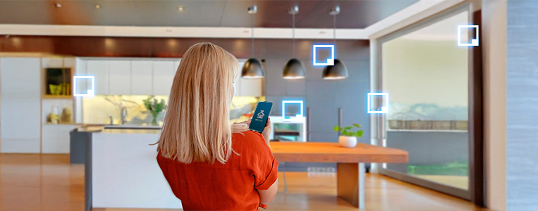 Mulher loira dentro de uma casa geminada.