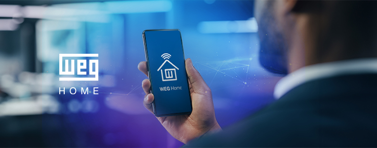 Homem segurando celular com a logo da WEG Home ao fundo.