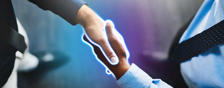 Aperto de mãos com fundo degrade azul e roxo.